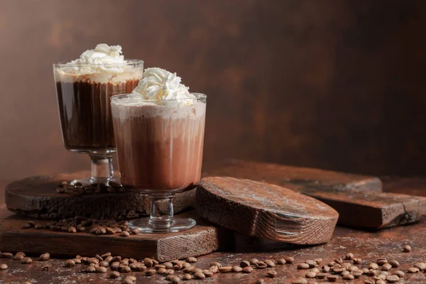Kahverengi Arka Planda Kremalı Kahve Çikolata Içecekler — Stok fotoğraf