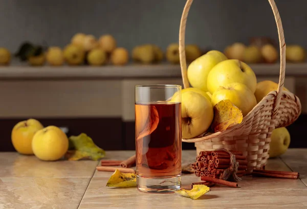 Χυμός Μήλου Και Φρέσκα Ζουμερά Μήλα Ένα Τραπέζι Κουζίνας — Φωτογραφία Αρχείου