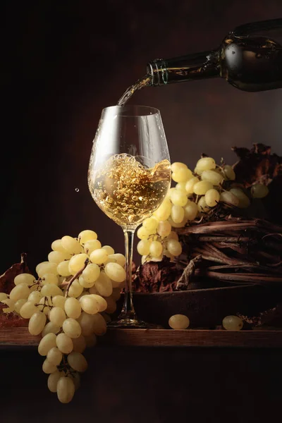 Vin Est Versé Dans Verre Vin Blanc Grappe Raisins Sur — Photo