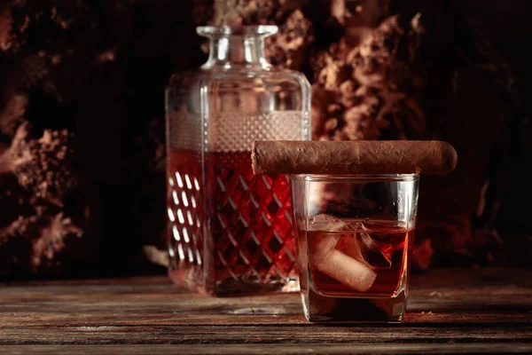 Whisky Con Hielo Cigarro Una Vieja Mesa Madera Fondo Hay — Foto de Stock