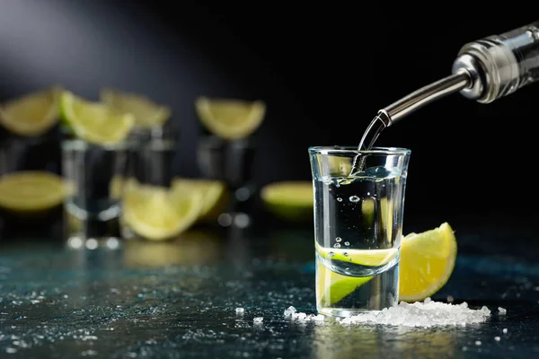 Tequila Vierte Vaso Tiros Tequila Con Rodajas Lima Sal Marina — Foto de Stock