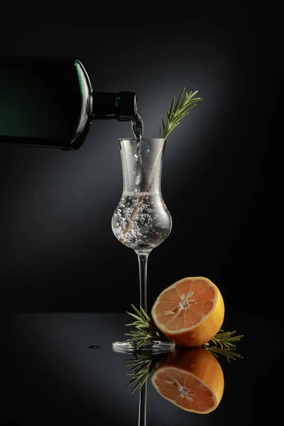 Gim Derramado Pequeno Copo Uma Garrafa Antiga Vidro Escuro Bebida — Fotografia de Stock