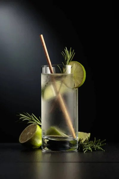 Kall Uppfriskande Dryck Med Lime Och Rosmarin — Stockfoto