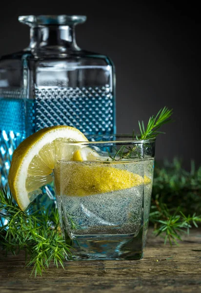 Cocktail Mit Blauem Gin Tonic Und Zitrone Auf Einem Alten — Stockfoto