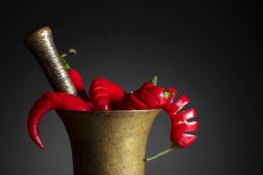 Siyah arka planda kırmızı biberli pirinç havan topu. Boşluğu kopyala.