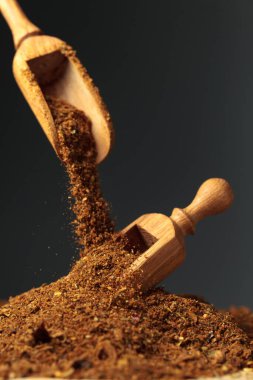 Farklı doğu baharatlarıyla ahşap kaşıklar..