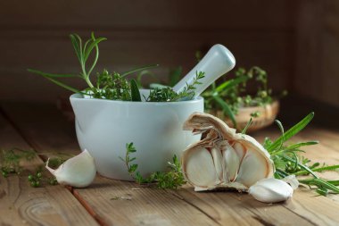 Sarımsak ve baharatlı seramik havan..