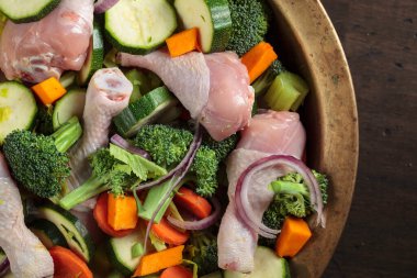 Tavuk sopaları, üstten görünüm ile çiğ sebze yakın çekim.