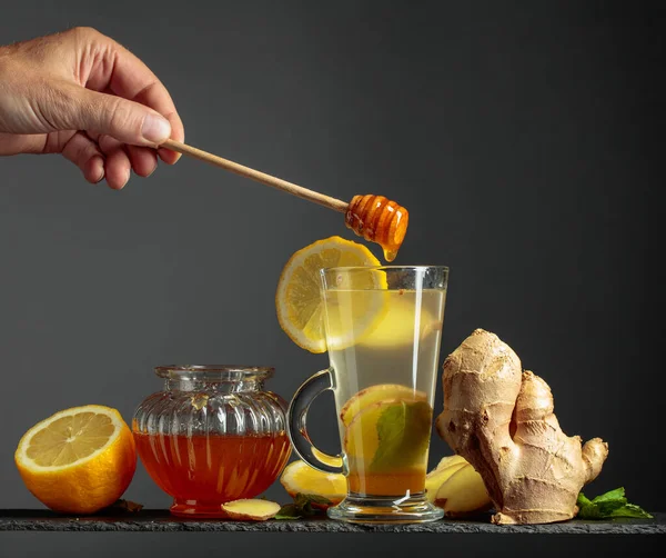 Limonlu zencefil çayı, nane ve bal. Boşluğu kopyala.