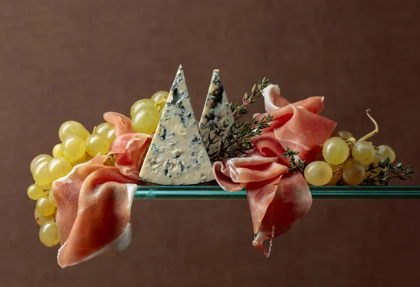 地中海の軽食 ブルーチーズ プロシクト タイムのブドウ スペースのコピー — ストック写真