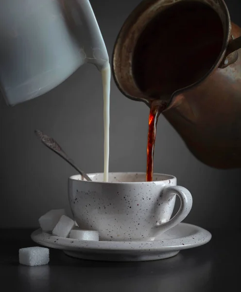 Tasse Kaffee Mit Sahne Und Zucker Auf Schwarzem Tisch — Stockfoto