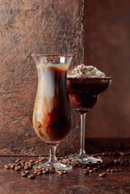 Kahverengi arka planda kremalı kahve ve çikolata içecekler. Boşluğu kopyala.