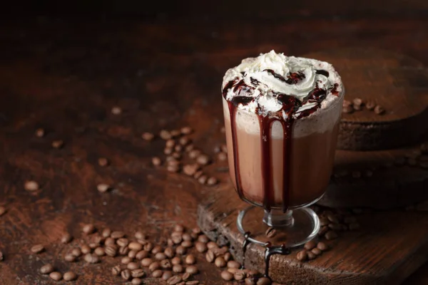 Kaffee Und Schokoladencocktail Mit Schlagsahne Auf Braunem Hintergrund Cpoy Raum — Stockfoto