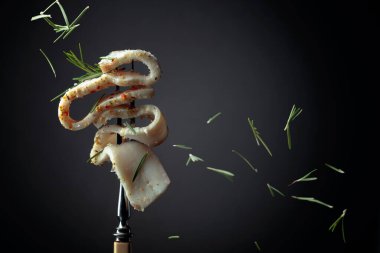 Çatalda tuzlu baharatlı domuz yağı. Geleneksel Ukrayna mutfağı.