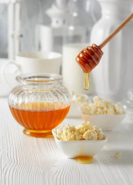 Frischer Hausgemachter Quark Oder Ricotta Mit Honig Auf Einem Weißen — Stockfoto