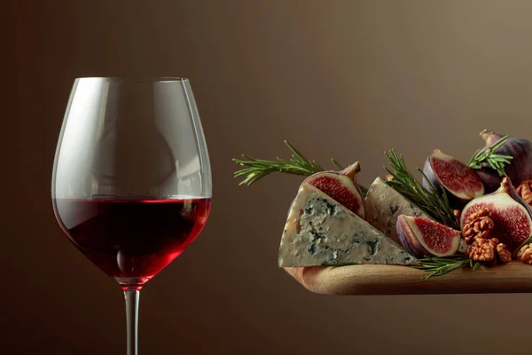 Ένα Ποτήρι Κόκκινο Κρασί Μπλε Τυρί Σύκα Καρύδια Και Δεντρολίβανο — Φωτογραφία Αρχείου