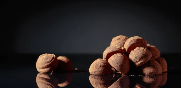 Deliciosas Trufas Chocolate Polvo Con Cacao Sobre Fondo Negro Reflectante — Foto de Stock
