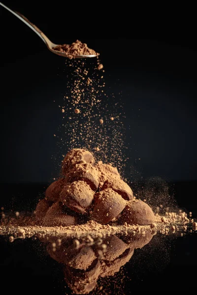 Deliciosas Trufas Chocolate Espolvoreadas Con Cacao Sobre Fondo Negro Reflectante — Foto de Stock