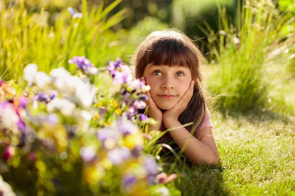 Menina Feliz Deitado Uma Grama Jardim Dia Verão Ensolarado Aldeia — Fotografia de Stock