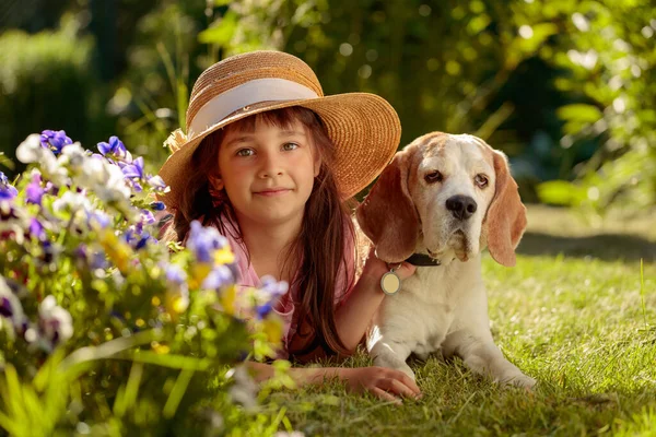 Menina Feliz Chapéu Palha Com Beagle Grama Jardim Dia Verão — Fotografia de Stock