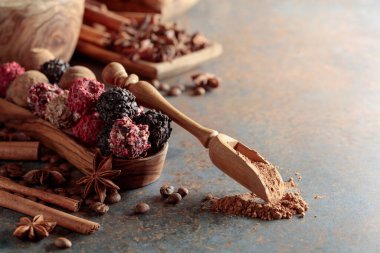 Çikolatalı trüf ve kakao tozlu kaşık. Antika bir masada tarçın, anason ve kahve çekirdekli şekerler. Boşluğu kopyala.