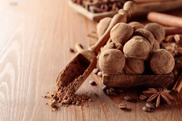 Läckra Chokladtryffel Med Kanel Anis Och Kaffebönor Ett Träbord Kopiera — Stockfoto