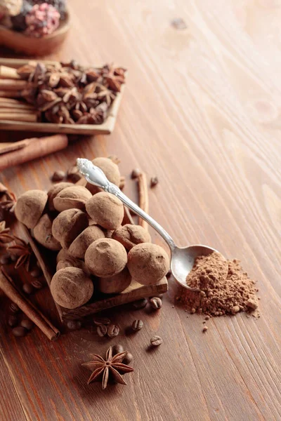 木製のテーブルの上にシナモン アニス コーヒー豆とおいしいチョコレートトリュフ スペースのコピー — ストック写真