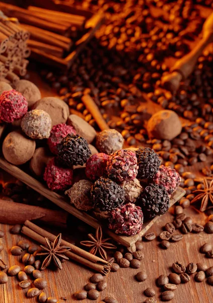 Diverse Bomboane Ciocolată Masă Lemn Trufe Delicioase Ciocolată Scorțișoară Anason — Fotografie, imagine de stoc
