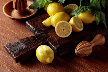 Eski ahşap masada naneli taze limonlar..