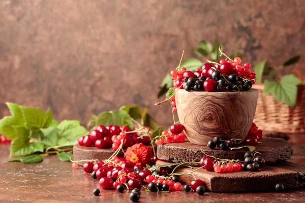 Mutfak Masasında Vişne Kırmızı Siyah Frenk Üzümü Yapraklarla Sulu Meyveler — Stok fotoğraf