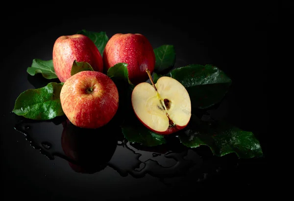 Juicy Apples Leaves Fresh Apples Drops Water Black Reflective Background — Stock Photo, Image