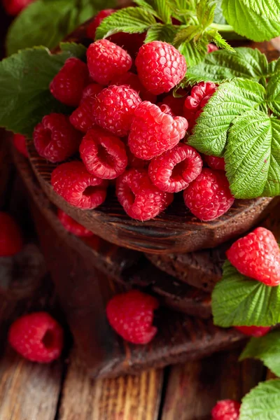 Fresh Raspberries Leaves Old Wooden Background Selective Focus — Stock Photo, Image