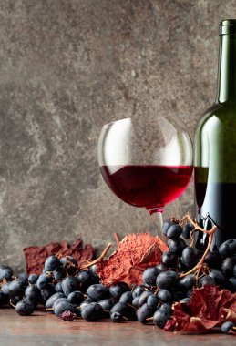 Kırmızı şarap, mavi üzümlü ve klasik arka planda..