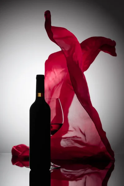 Bouteille Verre Vin Rouge Sur Fond Noir Réfléchissant Tissu Rouge — Photo