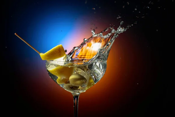 Klassieke Martini Met Groene Olijven Citroen Plons Een Donkere Achtergrond — Stockfoto