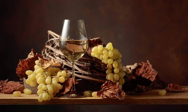 Verre Vin Blanc Grappe Raisins Sur Table Vintage Bois Espace — Photo