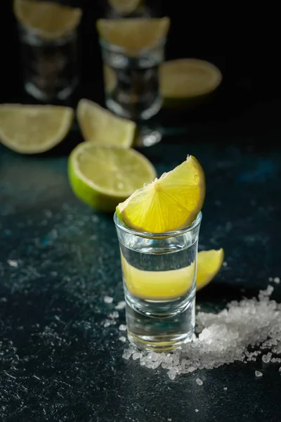 Tequila Shots Mit Limette Und Salz Auf Einem Dunkelblauen Tisch — Stockfoto