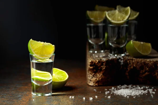 Tequila Shots Met Kalk Zout Een Rustieke Achtergrond Kopieerruimte — Stockfoto