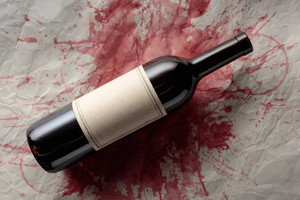 Fles Rode Wijn Met Oud Leeg Etiket Een Achtergrond Met — Stockfoto