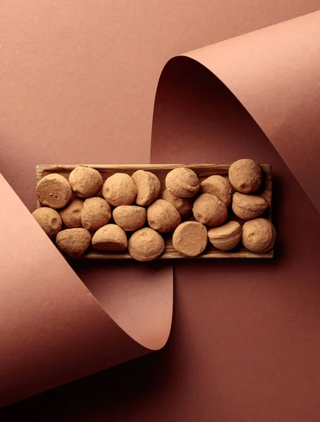 Lekkere Chocoladetruffels Een Houten Schaaltje Een Bruine Achtergrond Bovenaanzicht Kopieerruimte — Stockfoto