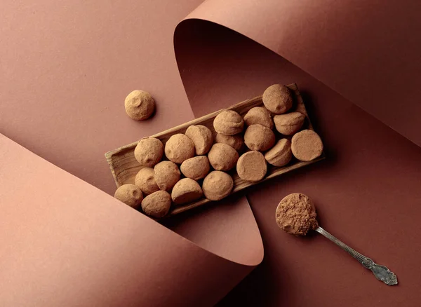 Lekkere Chocolade Truffels Lepel Met Cacaopoeder Bovenaanzicht Kopieerruimte — Stockfoto