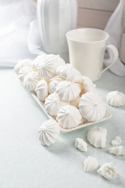 Small White Meringues White Dish Table — Stock Photo, Image