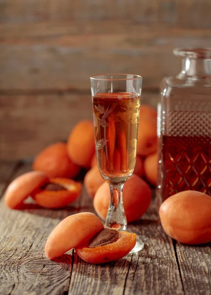 Aprikot Minuman Keras Dan Aprikot Segar Meja Kayu Tua Anggur — Stok Foto