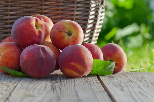 Pêssegos Suculentos Uma Mesa Madeira Jardim — Fotografia de Stock