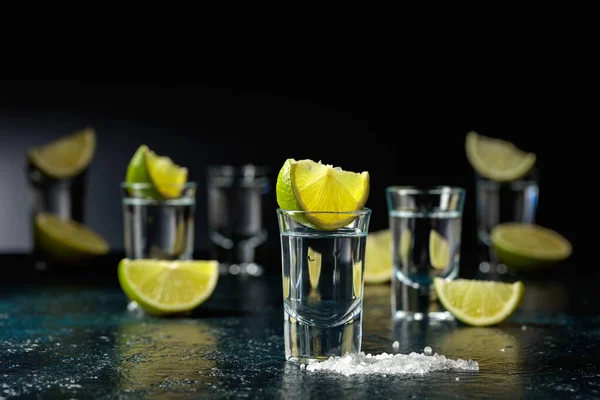 Shot Tequila Con Fette Lime Sale Marino Una Tavola Blu — Foto Stock