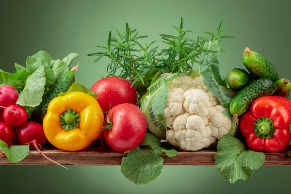 新鲜生菜与水滴 正面视图 复制空间 花椰菜 萝卜和木瓜 分枝迷迭香 — 图库照片