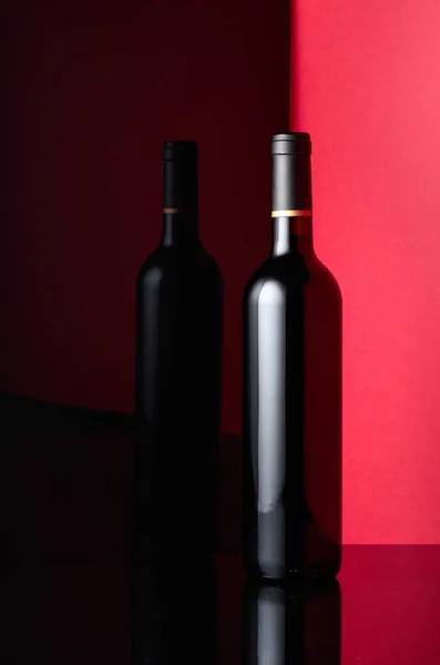 Ongeopende Fles Rode Wijn Met Een Reflectie Het Glanzende Zwarte — Stockfoto