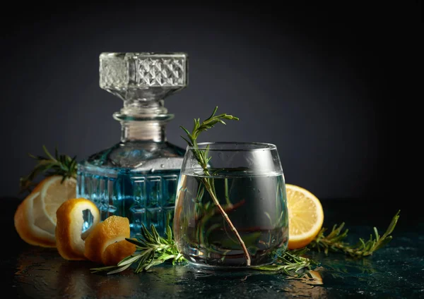 Gin Tonic Cocktail Mit Zitrone Und Rosmarin Kopierraum — Stockfoto