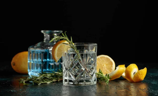 Gin Tonic Cocktail Mit Zitrone Und Rosmarin Auf Schwarzem Hintergrund — Stockfoto