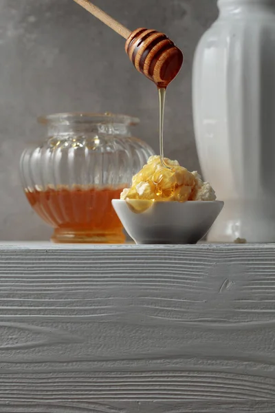 Φρέσκο Σπιτικό Τυρί Cottage Ρικότα Μέλι Λευκό Ξύλινο Τραπέζι Υγιές — Φωτογραφία Αρχείου